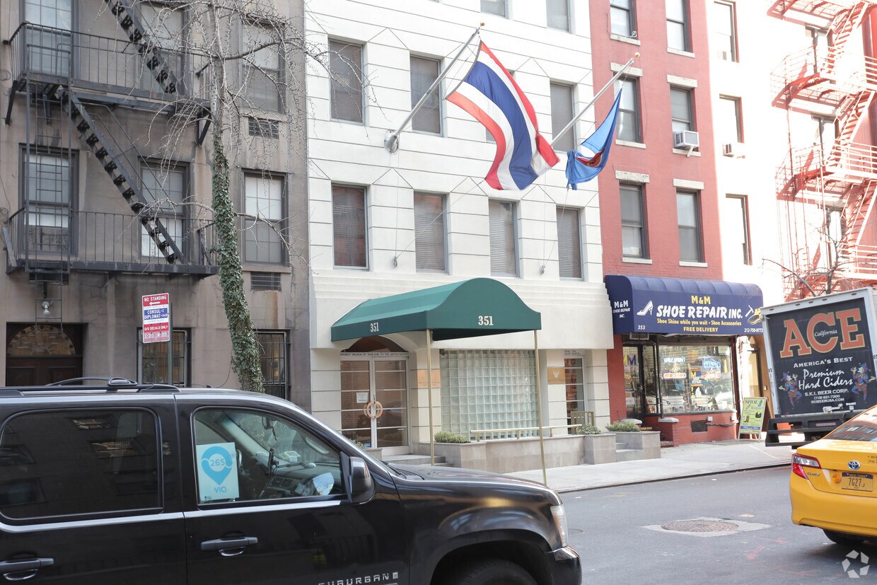 Foto del edificio - 351 E 52nd St