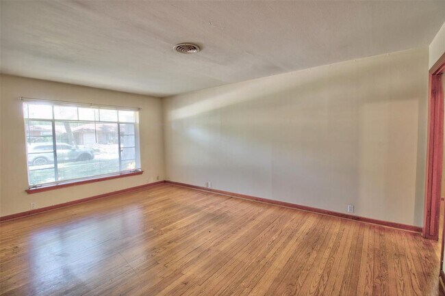 Building Photo - 1027 Stonecrest Dr