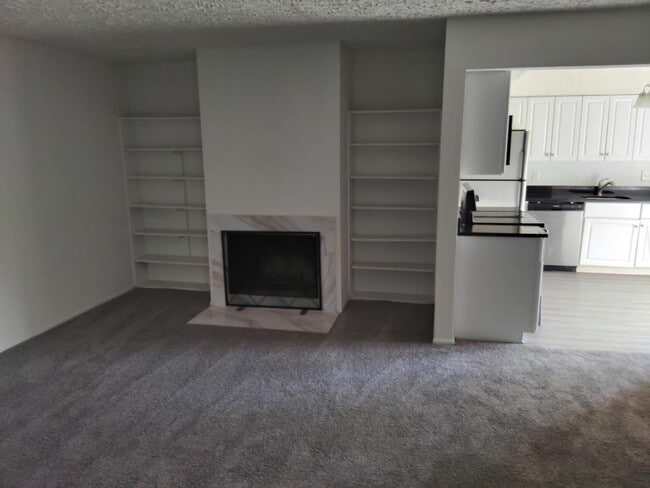 Building Photo - 300 Oakway Ct