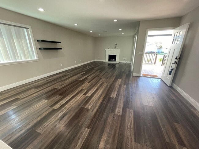 Building Photo - 3 Bedroom 2 Bathroom Home in Huntington Beach with Air Conditioning