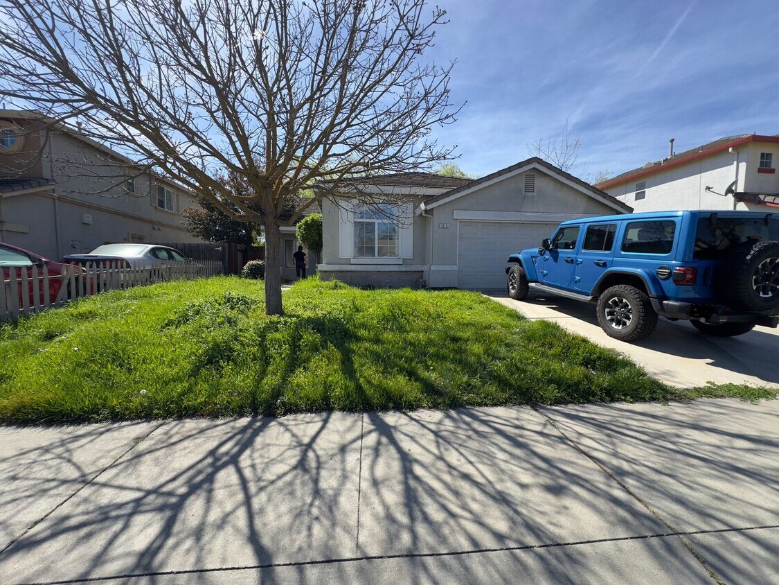 Primary Photo - Charming 3-4 bedrooms 2 baths home in West...