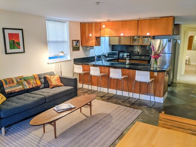 Foto del edificio - Furnished NW Alphabet district ground leve...