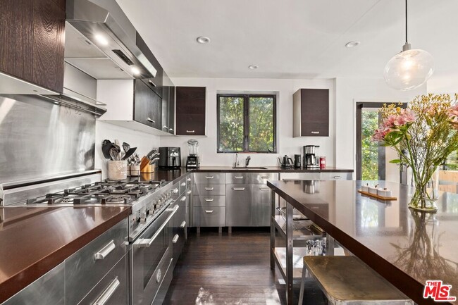 Foto del edificio - 5721 Valley Oak Dr