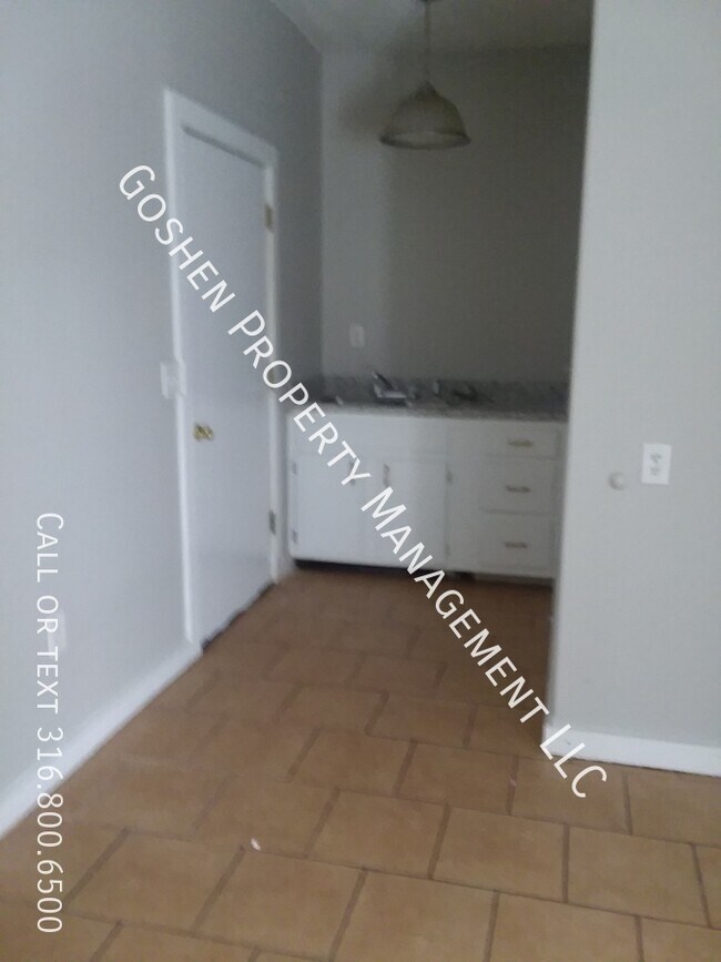 Building Photo - Cozy Home with Separate Kitchen Home