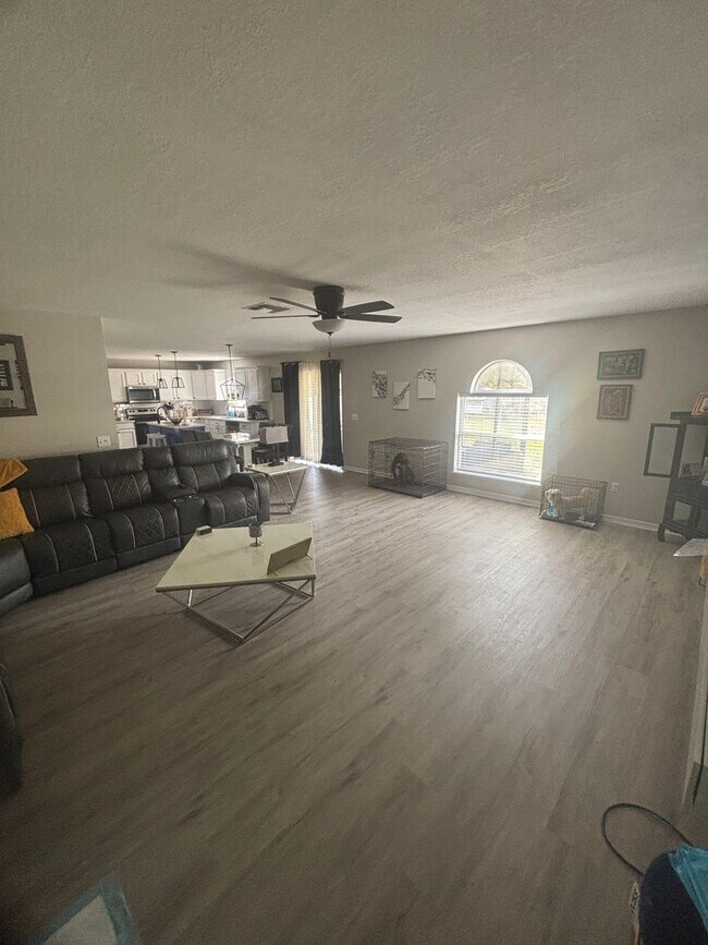 Building Photo - Spacious 4BR House in Brooksville