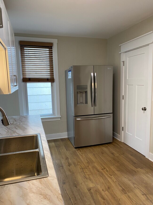 Building Photo - 642 Perrin Ave