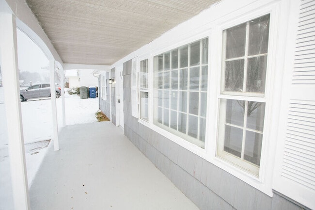 Building Photo - 27 Hollis Ln