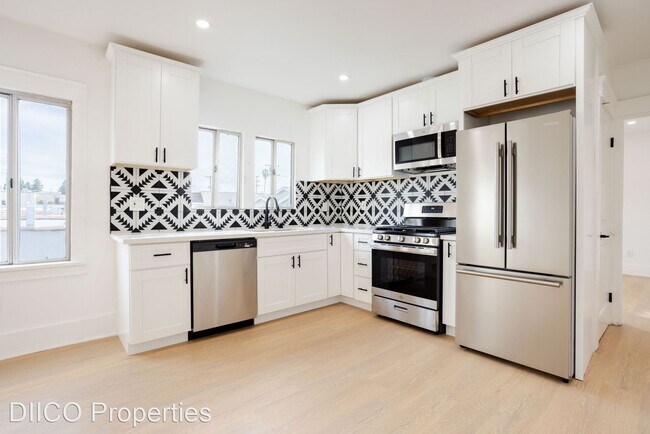 Building Photo - 2 br, 1 bath Apartment - 5734 & 5740 Fount...