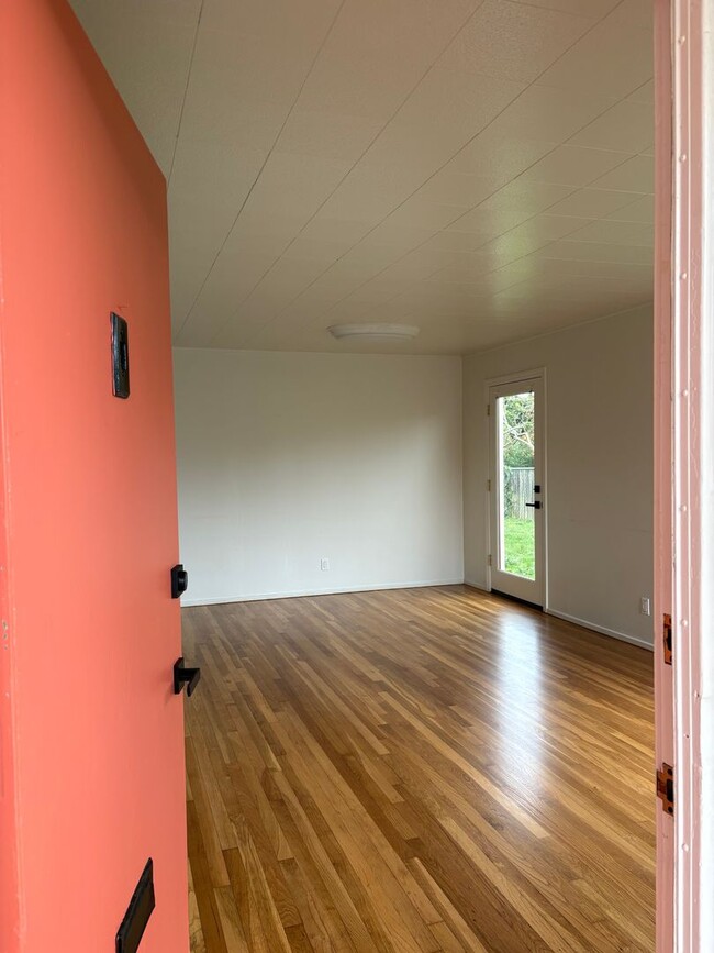 Building Photo - 3 Bed One Bath House