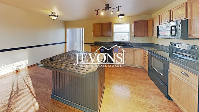 Building Photo - Charming home just steps from transit, par...