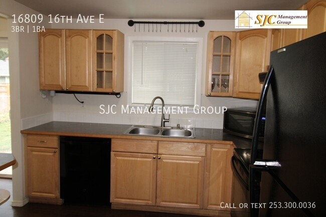 Building Photo - Three bedroom one bath rambler for rent in...