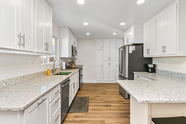 Foto del edificio - Furnished 3-Bedroom Home with Large yard.