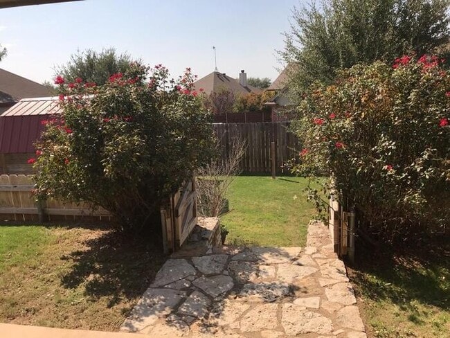 Building Photo - Meander Estates! Large corner lot 3/2/2 Co...