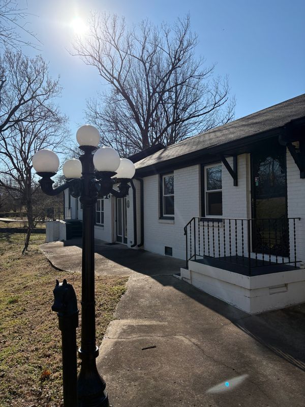Foto principal - 30 E Thompson Ln