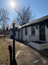 Building Photo - 30 E Thompson Ln
