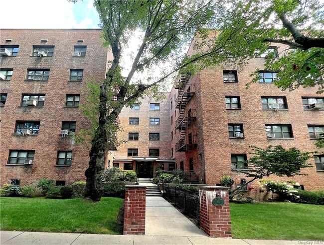 Building Photo - 61 White Oak St