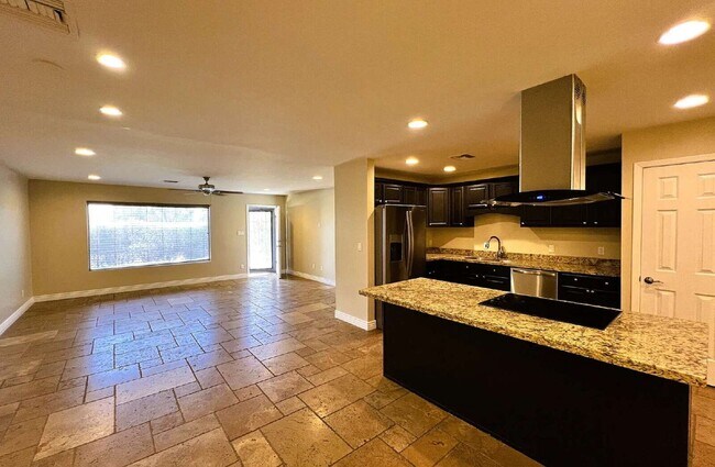 Foto del edificio - 1643 N 87th Pl