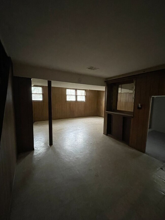 Building Photo - 2 Bedroom Ranch For Rent - Outer Comstock ...