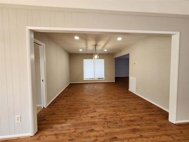 Building Photo - 8023 S Braeswood Blvd
