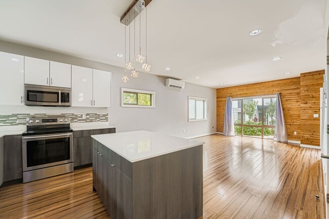 Building Photo - Modern 2-Bed, 2-Bath Townhome with Air-Conditioning in Rainier Beach