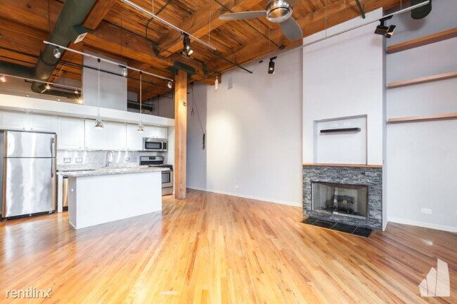 Building Photo - 2212 W Diversey Ave