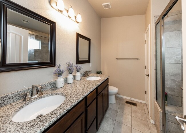 Building Photo - Centrally Located End Unit 3 Bed Townhouse in D20