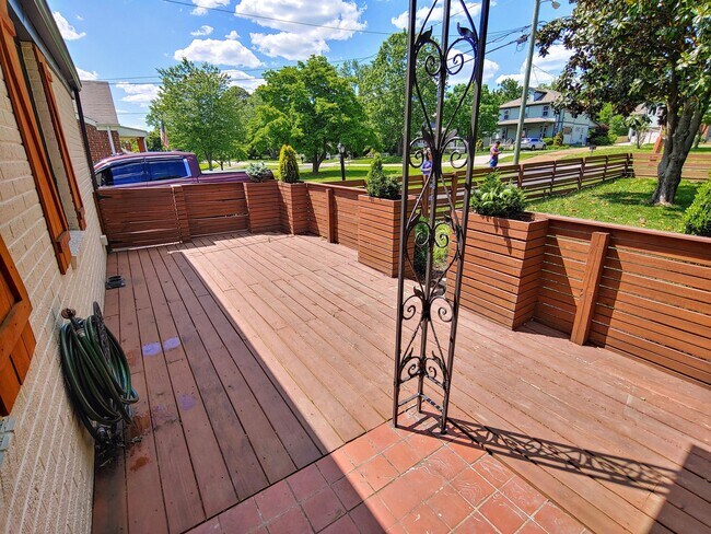 Building Photo - 619 Rosebank Ave