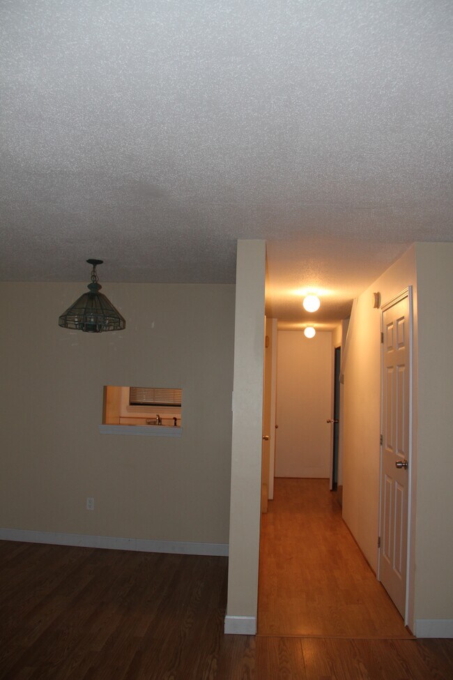 Comedor desde la sala de estar - 710 Main St