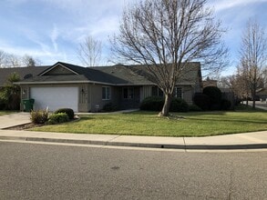 Building Photo - 3419 Oak St