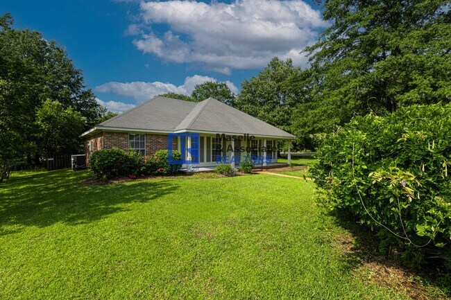 Foto del edificio - 3 Bed/2 Bath House on a Corner lot in Brandon