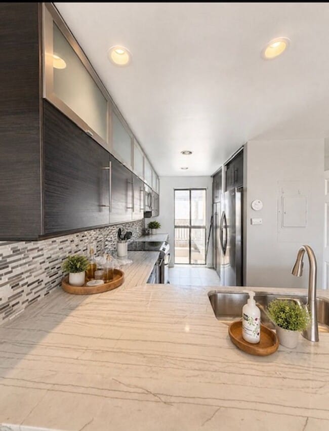 Building Photo - 7334 Marina Pacifica Dr N