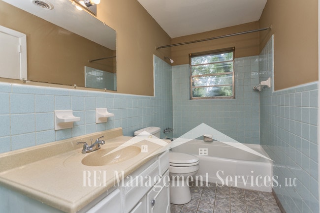 Building Photo - 4611 Oak Dr