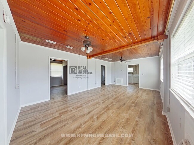 Building Photo - Charming 2 Bed, 2 Bath Home in Crestview, ...