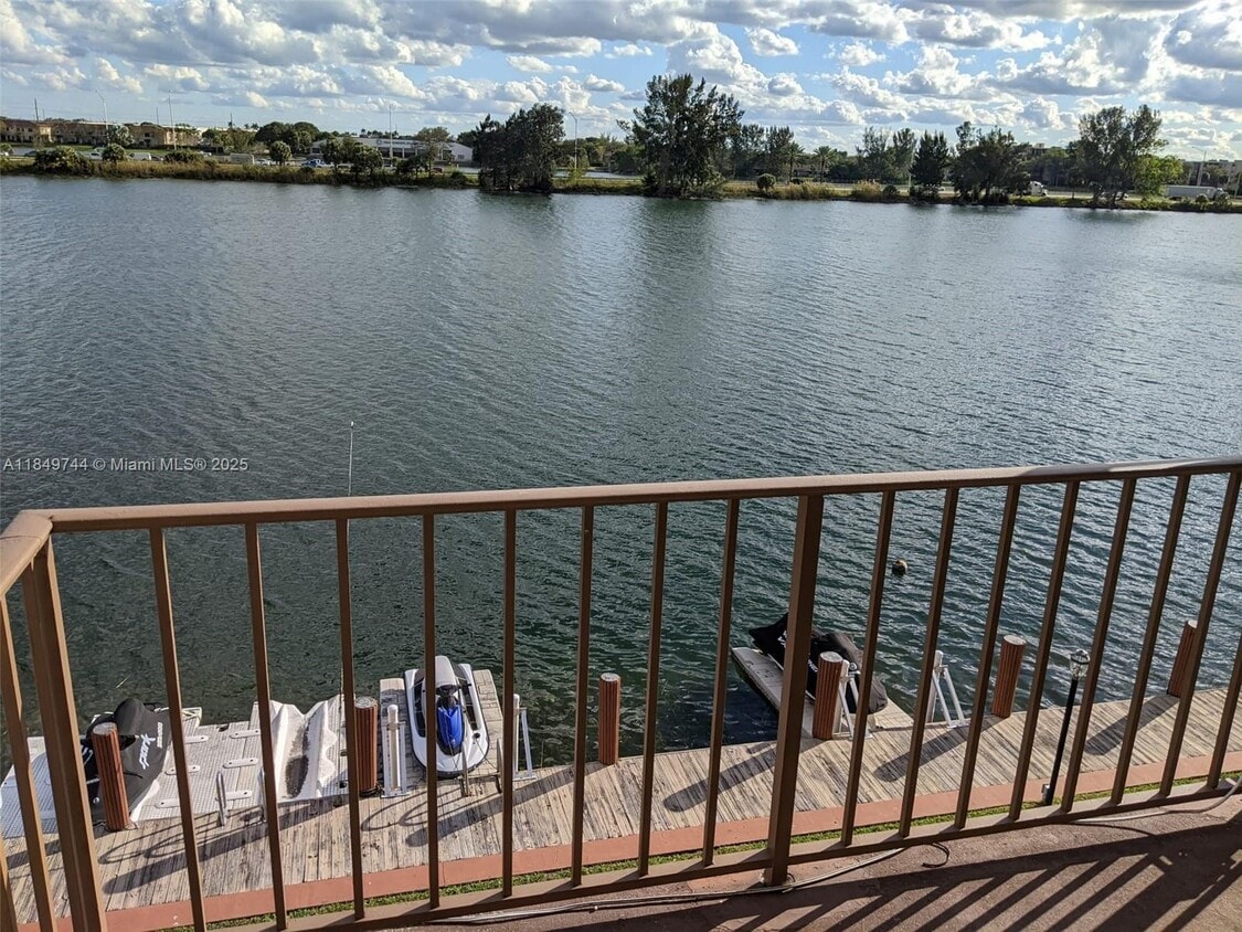 Primary Photo - 1100 Crystal Lake Dr