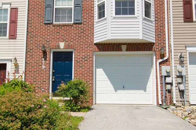 Building Photo - County Green Townhouse