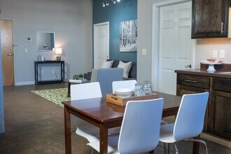 Building Photo - 402 E 4th St