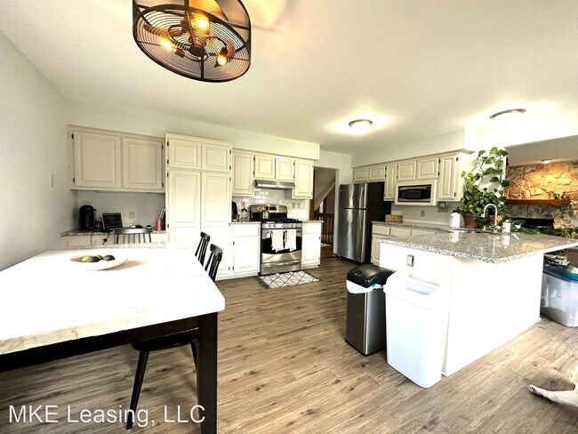Foto del edificio - 3 br, 2.5 bath House - 5641 W Abbott Ave