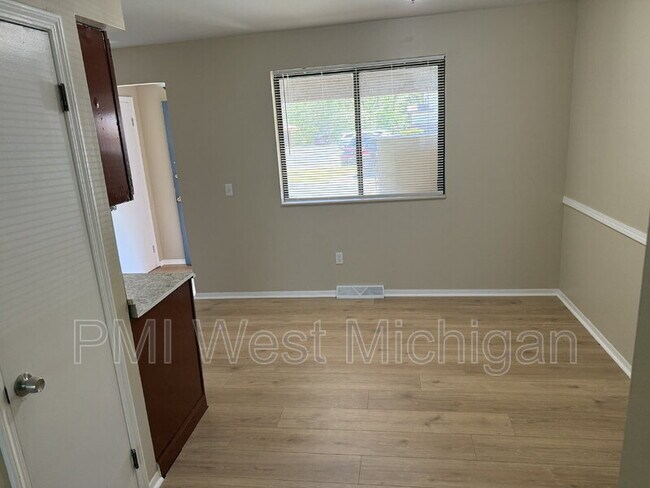 Foto del edificio - 6051 In the Pines Dr SE
