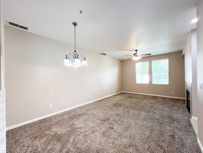 Building Photo - 3 Bed, 2½ Bath Condo in Elk Grove