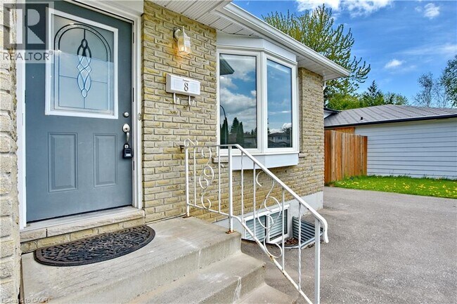 Building Photo - 8 Rhonda Rd