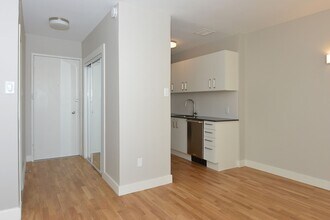 Building Photo - 263 Russell Hill Rd