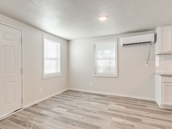 Building Photo - Newly renovated efficancy with fenced yard.