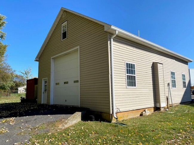 Building Photo - 1 Bedroom Apartment with HUGE Attached Garage