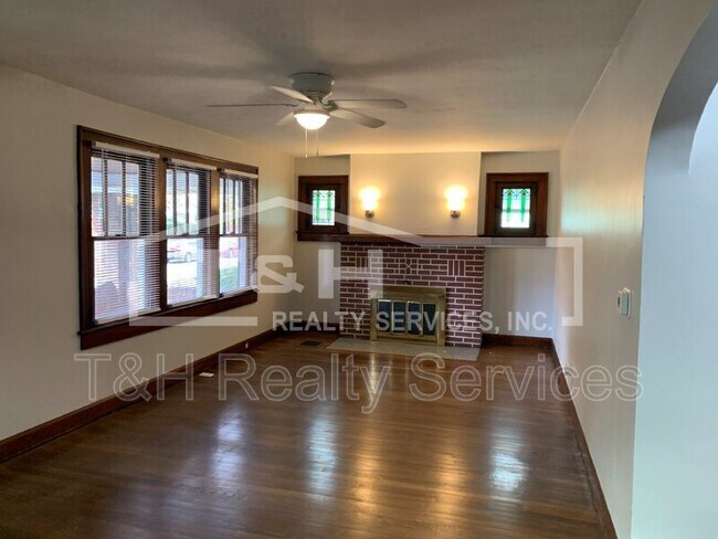 Building Photo - 1309 N Gladstone Ave