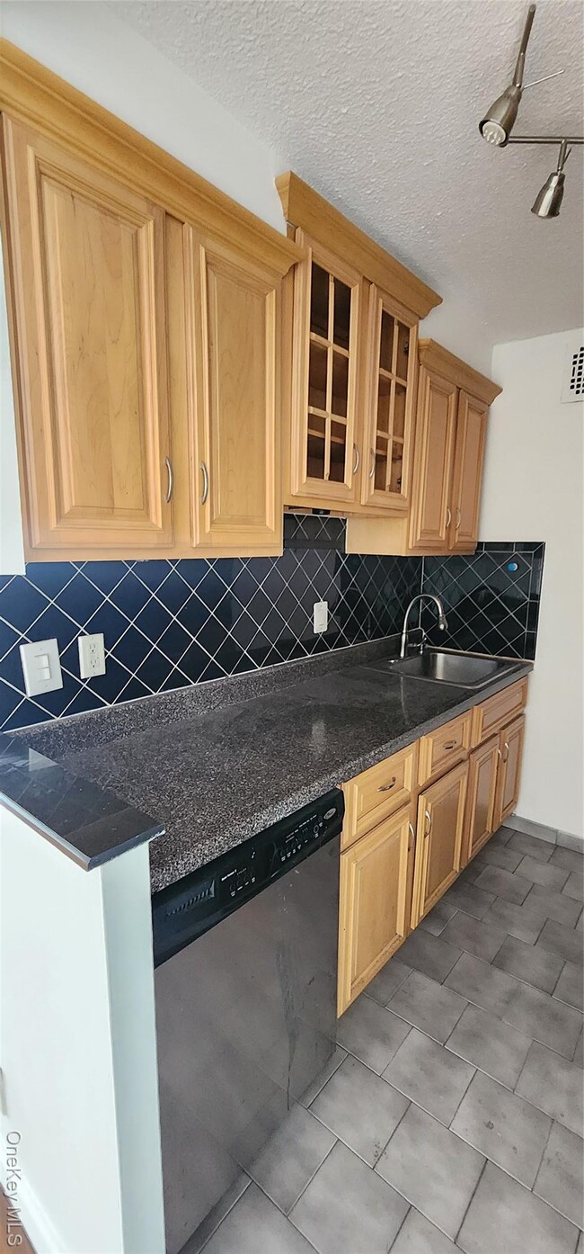 Building Photo - 118-17 Union Tpke Un