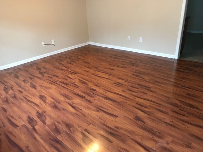 Foto del edificio - Lovely 2 Bd/1.5 Ba Townhouse