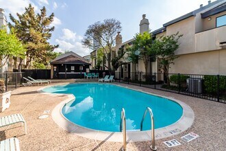 Building Photo - 1112 Bering Dr