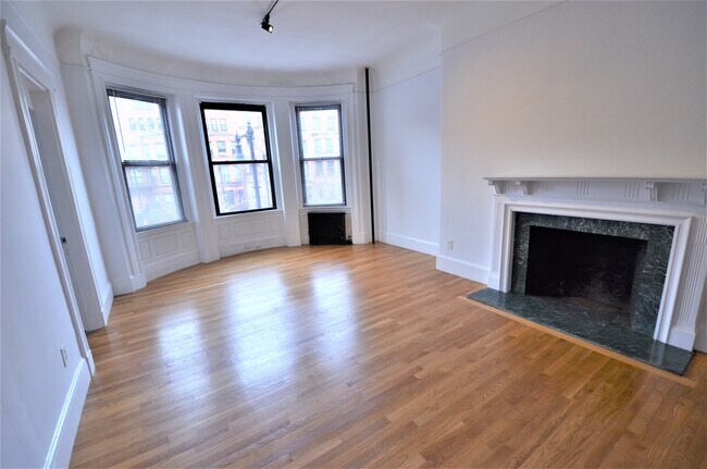 Building Photo - 589 Beacon St