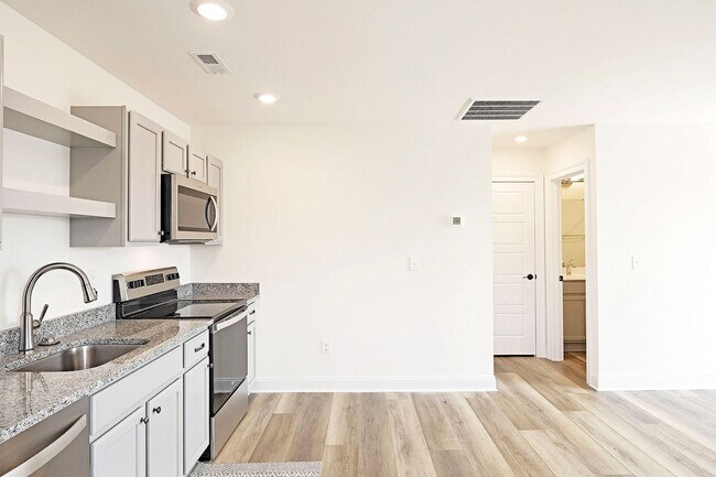 Building Photo - Pet-Friendly Studio Apartment in Desirable Old Trail