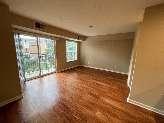 Building Photo - 3400 Table Mesa Dr